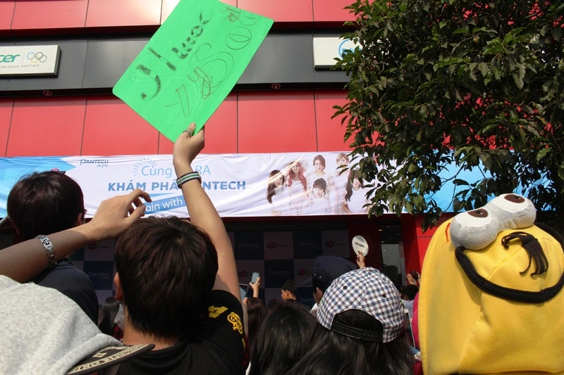 Hàng trăm bạn trẻ xin chữ ký sao Hàn, đường Sài Gòn kẹt cứng ảnh 3